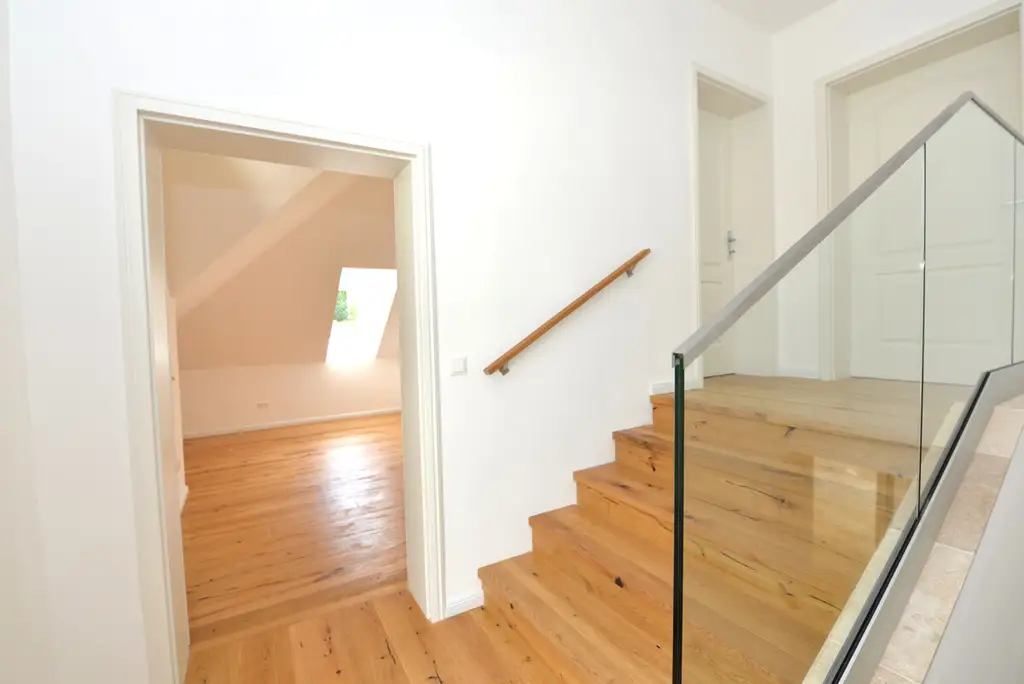 GROßZÜGIGE VILLA IN PURKERSDORF MIT 426 M², SAUNA, POOL, WINTERGARTEN & BESTER ANBINDUNG NACH WIEN