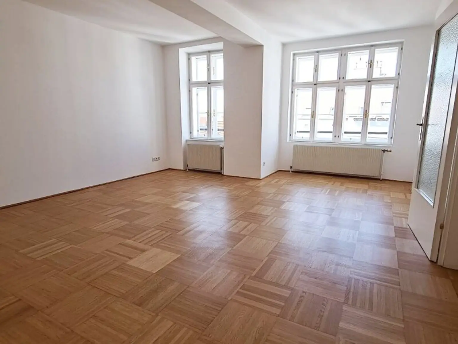 SPITTELBERG, teilsaniertes 84 m2 Dachgeschoß, 3 Zimmer, Extraküche, Wannenbad, Parketten, WG-geeignet, MQ-Nähe