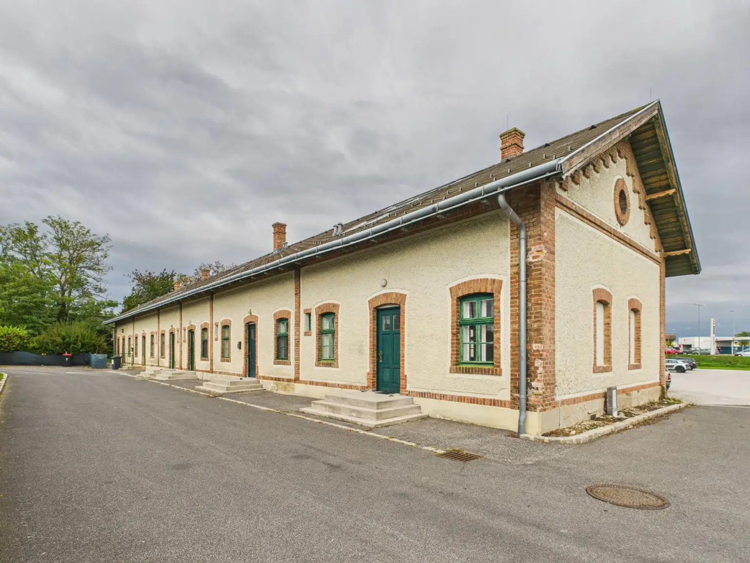 3 Bürohäuser, 38 Parkplätze in Toplage, hochfrequentiert, beste Infrastruktur