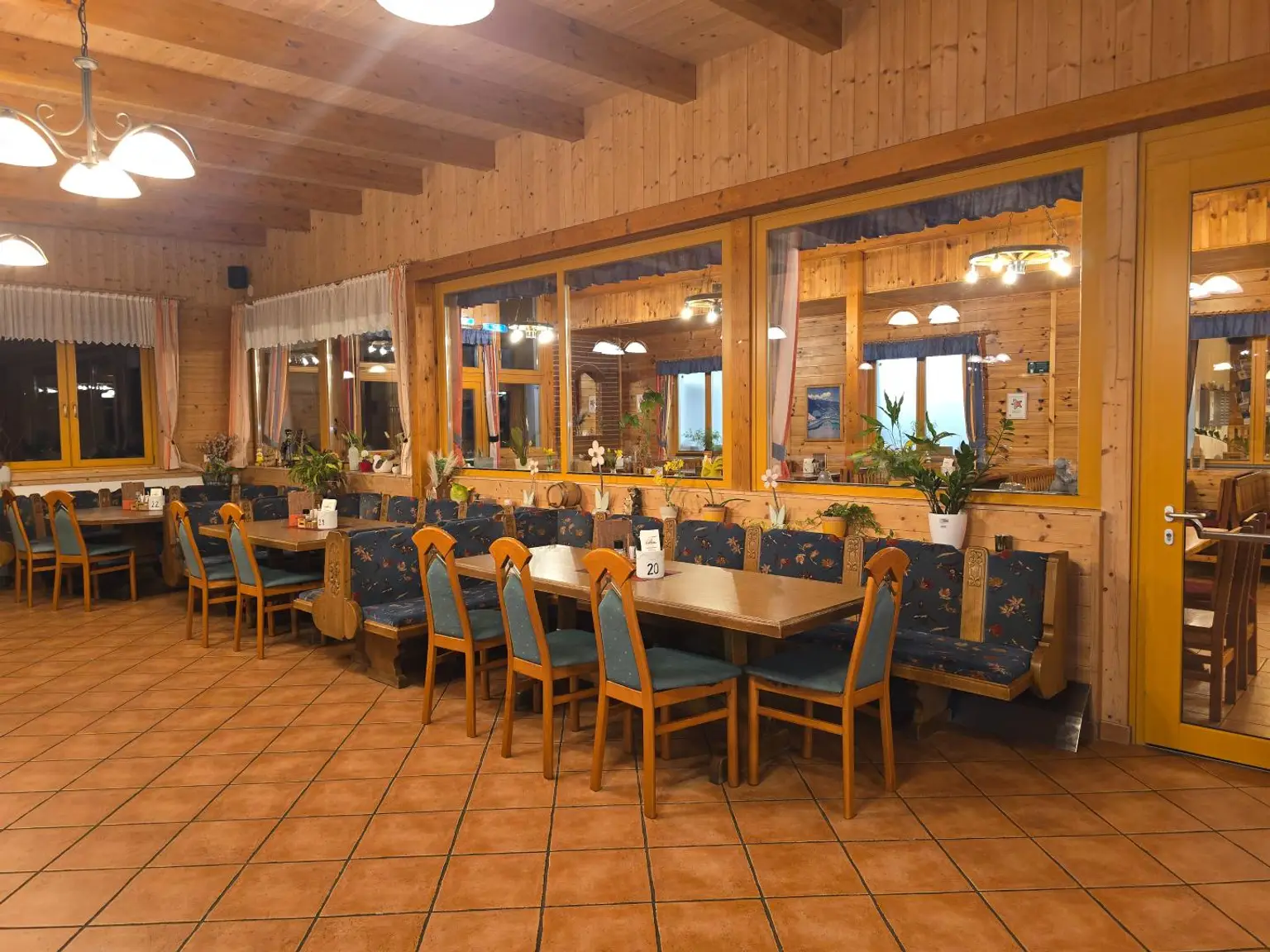 Großes Haus für Visionäre in Aussichtslage (Buschenschank, Weingärten)