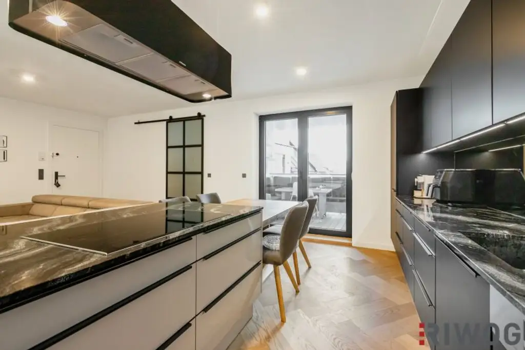 Altbau-Chic im Dachgeschoss | 3-Zimmer Balkonwohnung mit Klimaanlage und Fußbodenheizung