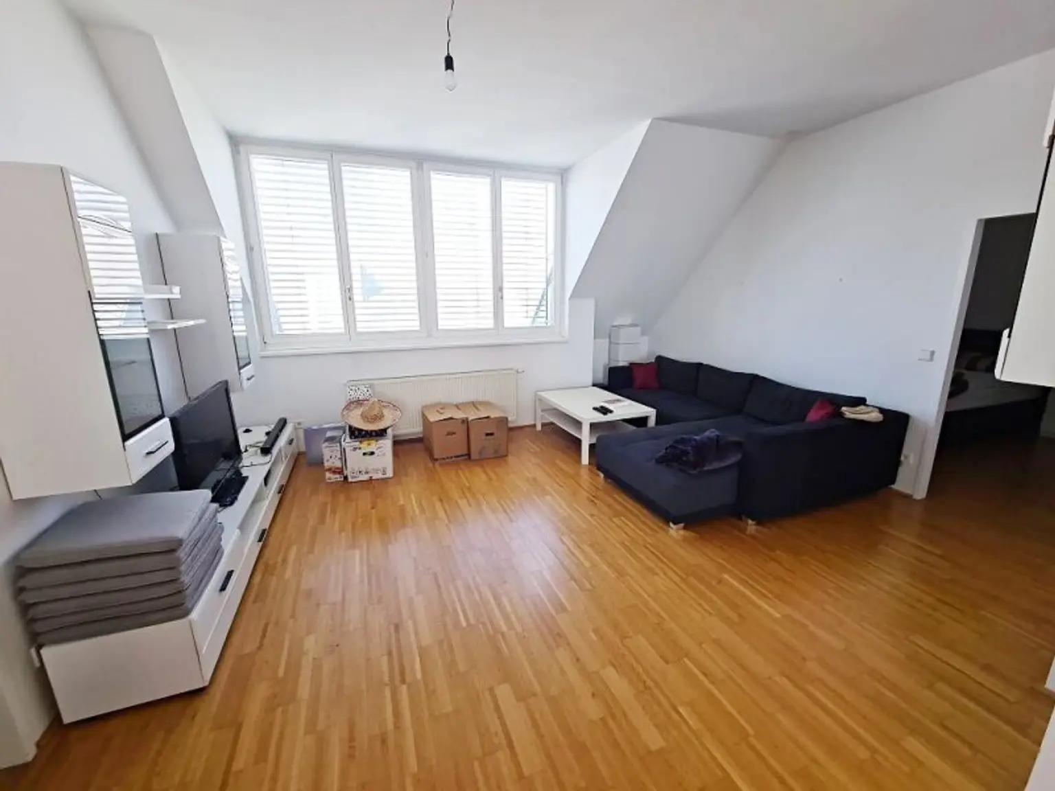 TERRASSENHIT, U1-NÄHE, 84 m2 Dachgeschoß mit 30 m2 Terrasse, 2 Zimmer, Wohnküche, 2 Bäder, Parketten, Viktorgasse