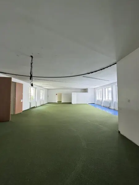 Repräsentative Büro mit Stellplatz- oder Praxisfläche in 1040 Wien