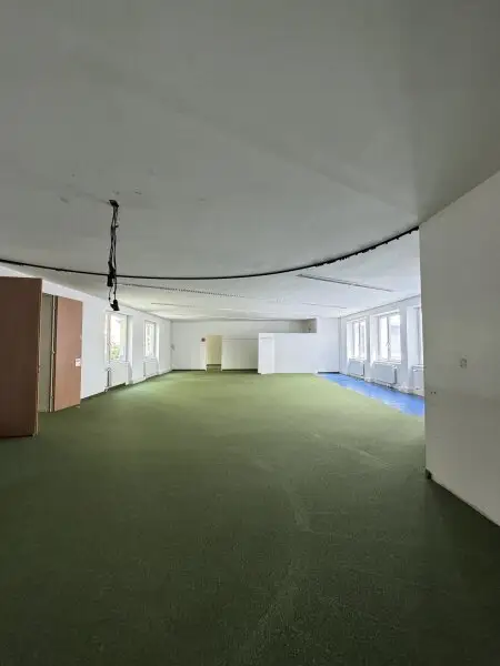 Repräsentative Büro mit Stellplatz- oder Praxisfläche in 1040 Wien