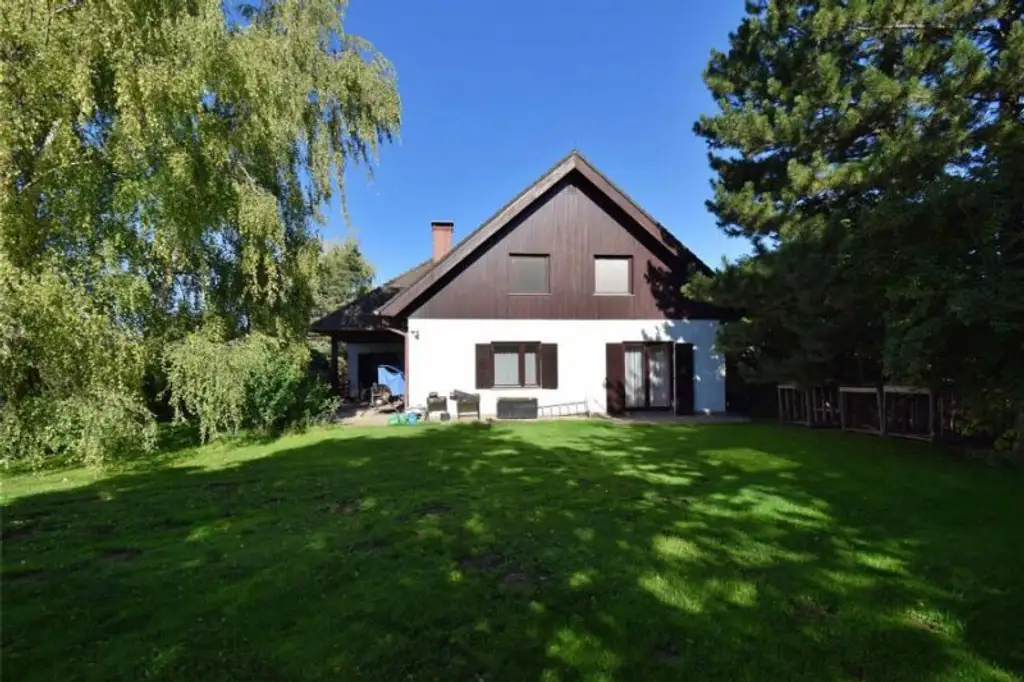 Exklusives Traum-Anwesen mit Naturteich und Gästehaus