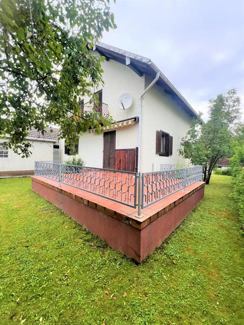 HÜBSCHES WOHNHAUS MIT NEBENGEBÄUDEN