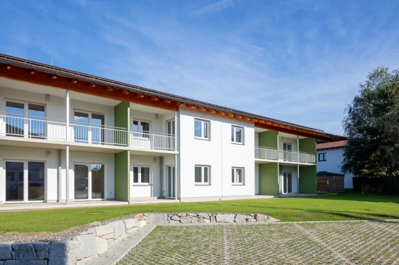 Neuwertige Gartenwohnung in Hagenberg mit 88 m²   II   Garten und Loggia mit gesamt 86 m²   II   große Einbauküche