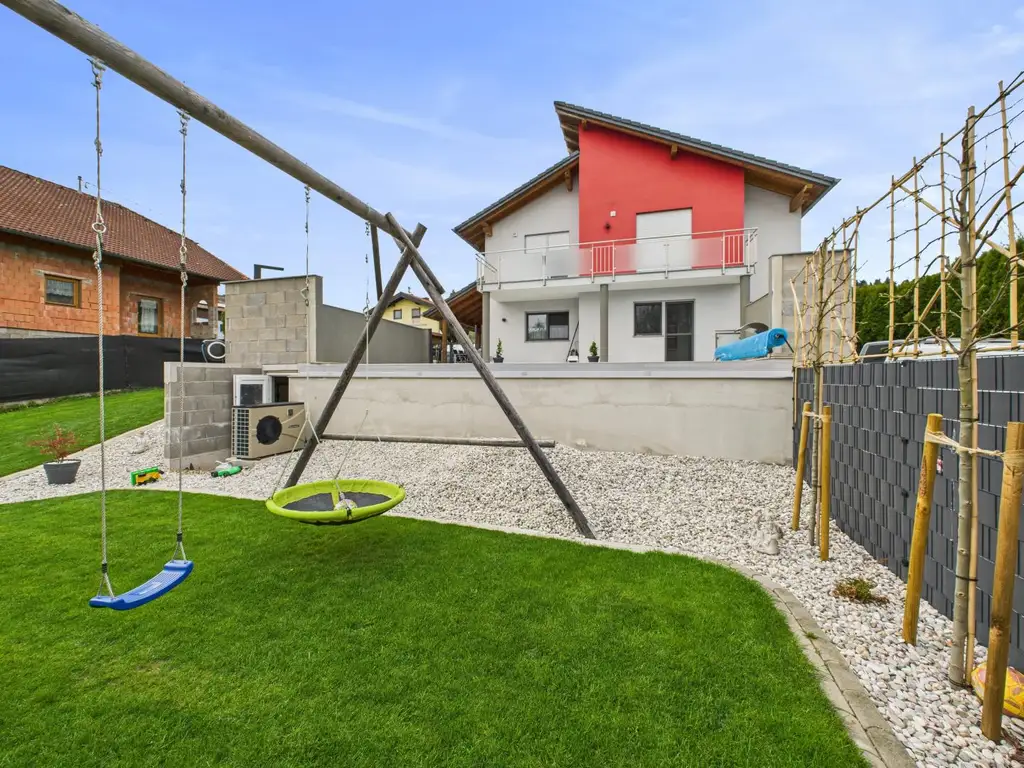 NÄHE WELS: Hochwertig modernisiertes Einfamilienhaus mit Traumgarten, Luxus - Poolanlage & smarter Haustechnik