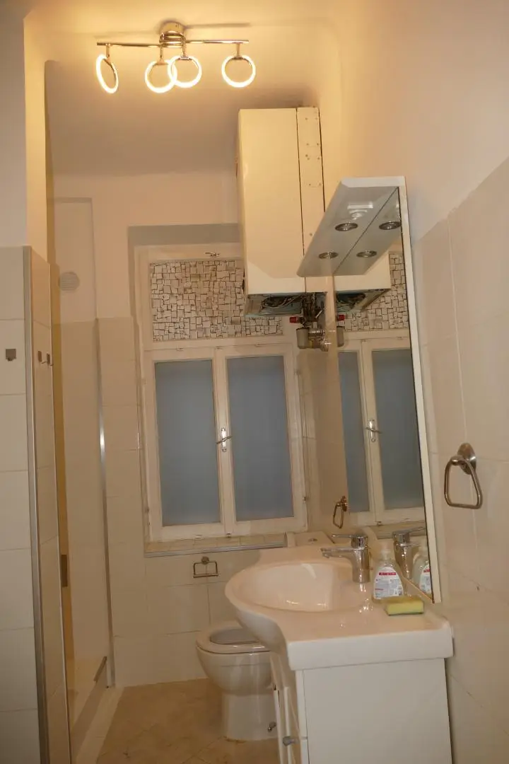 Waschbecken, Therme und Fenster zum Hof, P1190339