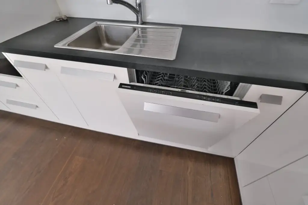 SIEBENBRUNNENPLATZ: Wohnküche + 2 Zimmer + 32 m² Terrasse (neben neuer U2-Station Reinprechtsdorfer Straße)
