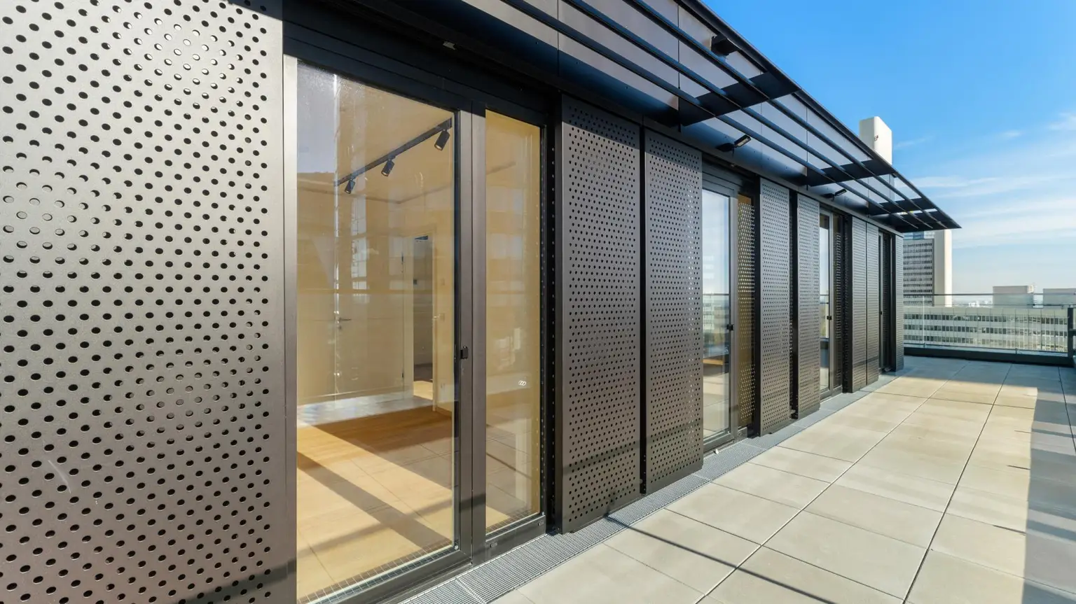 Sonnenstunden mit Stil! Ob am Wasser oder in den Wolken der DC-Flats im 22. Bezirk