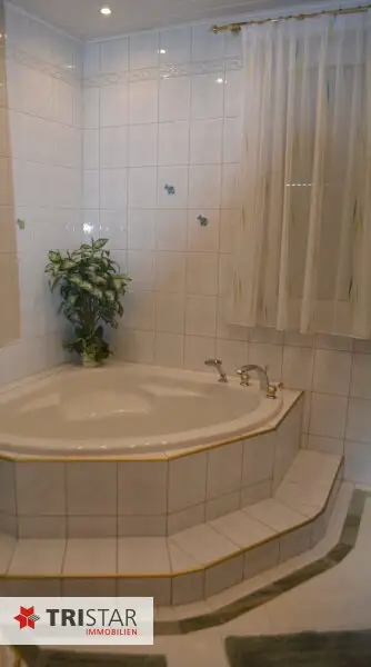 Außerordentlich gepflegtes Wohnhaus mit tollem Platzangebot