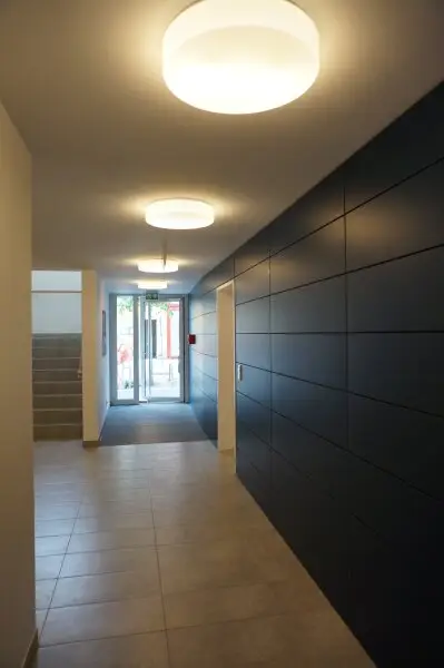 UNO - U1 Am Kaisermühlendamm  - Neubau mit großem Balkon und Garage - Mietbeginn ab 15. November 2025 | New 1BR apartment with Garage - start of lease 15/11/2025