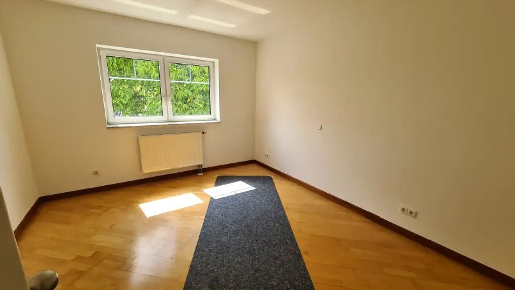Sehr ruhige Siedlungslage - Riesige (teilbare)  Etagenwohnung mit 2 Balkonen, Garage, Sauna in einem sehr gepflegten Haus