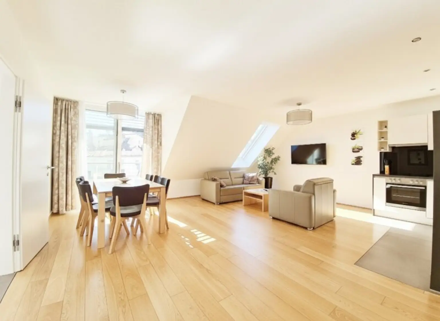 Große Wohnküche ca. 35m² plus 10m² Balkon