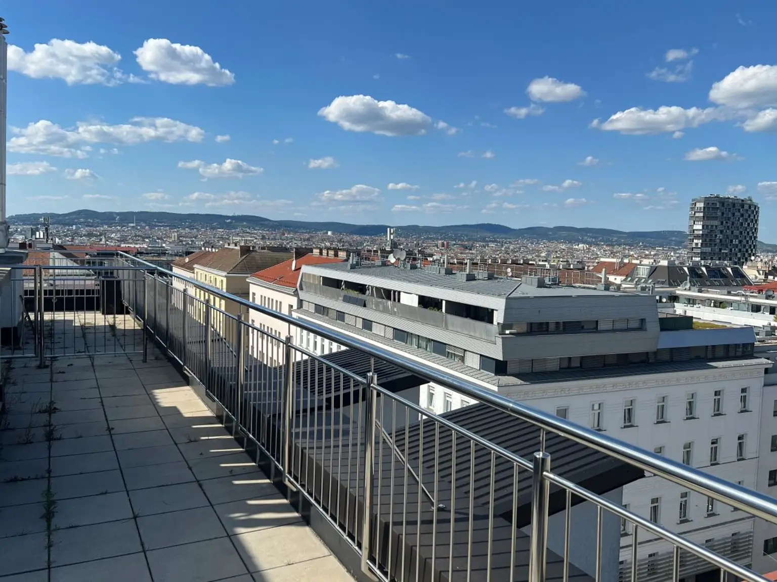 16u | TRAUMHAFTE Dachgeschosswohnung - Top Zustand, Terrasse mit Ausblick | Prima Service Immobilien