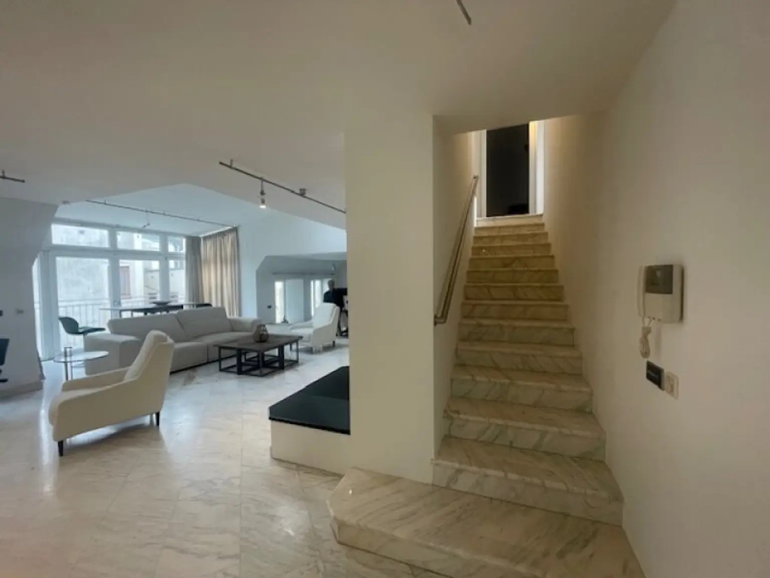 Möblierte Dachgeschoss Maisonette, 5 Zimmer, +3 (4) Schlafzimmer, 2 Bäder, Terrasse, offener Kamin - sehr attraktive Wohnung | furnished 4 BR apartment with 3 bathroom and terrace