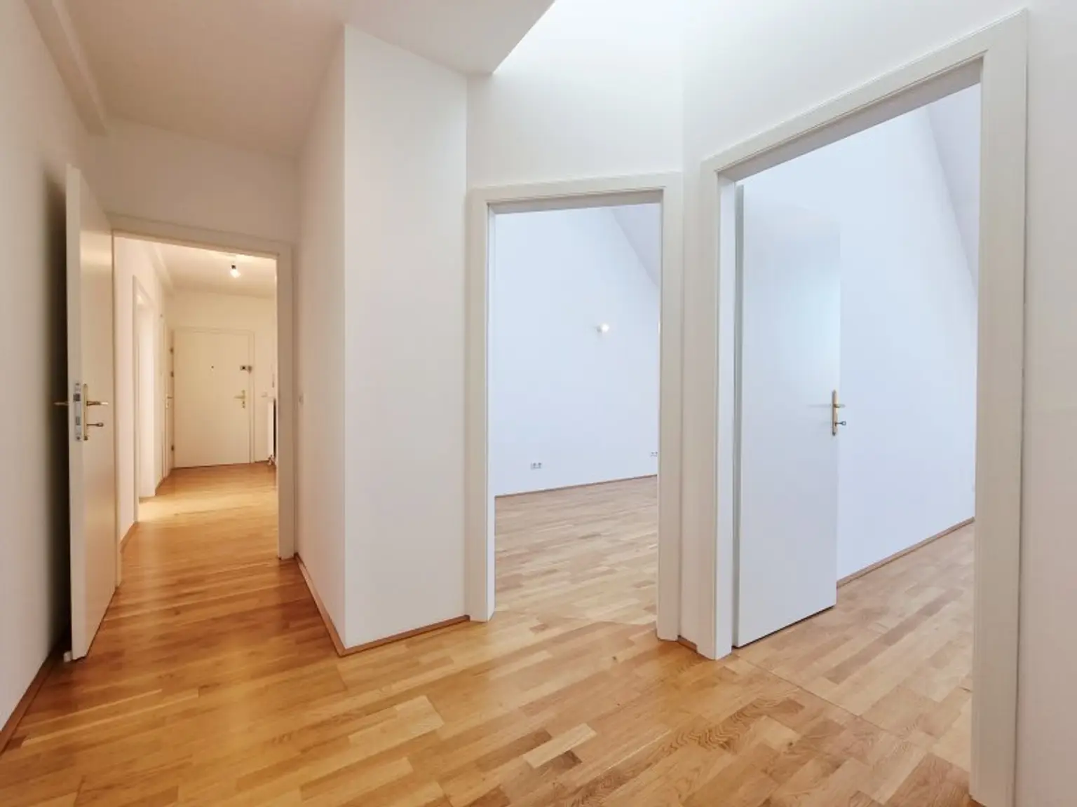 Lichtdurchflutete Maisonette mit Dachterrasse & Klimaanlage – wohnen zwischen Landhausviertel & Promenade