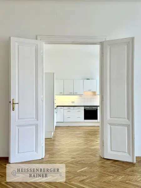 BELETAGE IN ALTHIETZING /// UNTER ST. VEIT /// GROSSZÜGIGE ALTBAUWOHNUNG