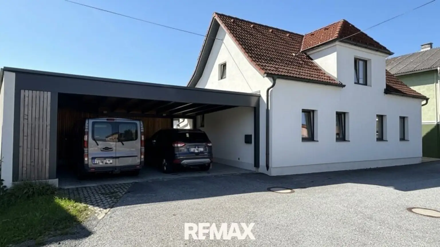 Zufahrt mit Doppelcarport