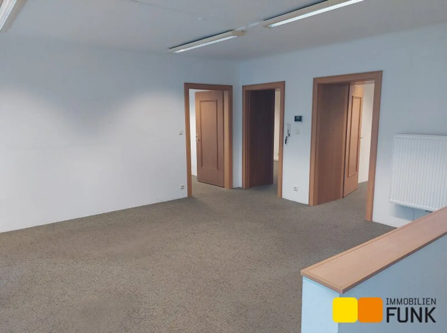 Attraktives Büro mit eigener Garage und zusätzlicher Lagerfläche