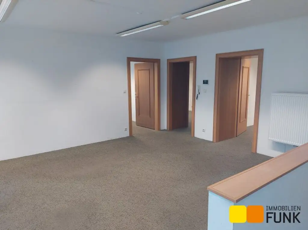 Attraktives Büro mit eigener Garage und zusätzlicher Lagerfläche