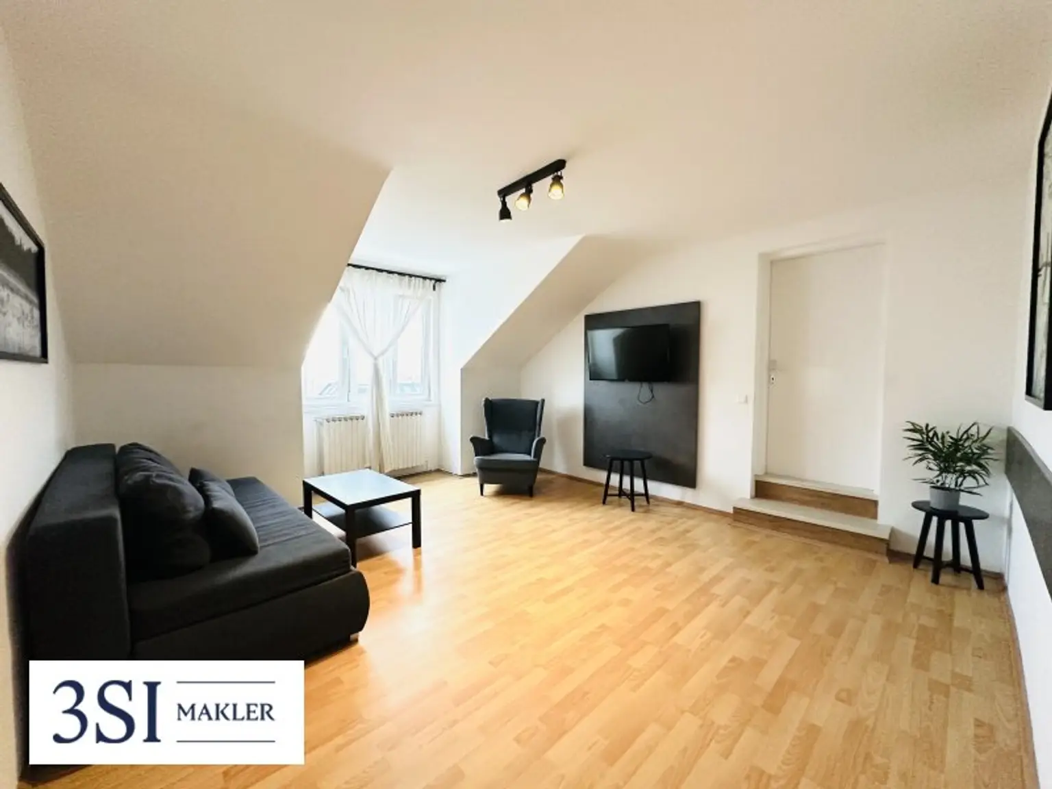 Helle Dachgeschosswohnung mit 3 Zimmern – stilvoll & gemütlich