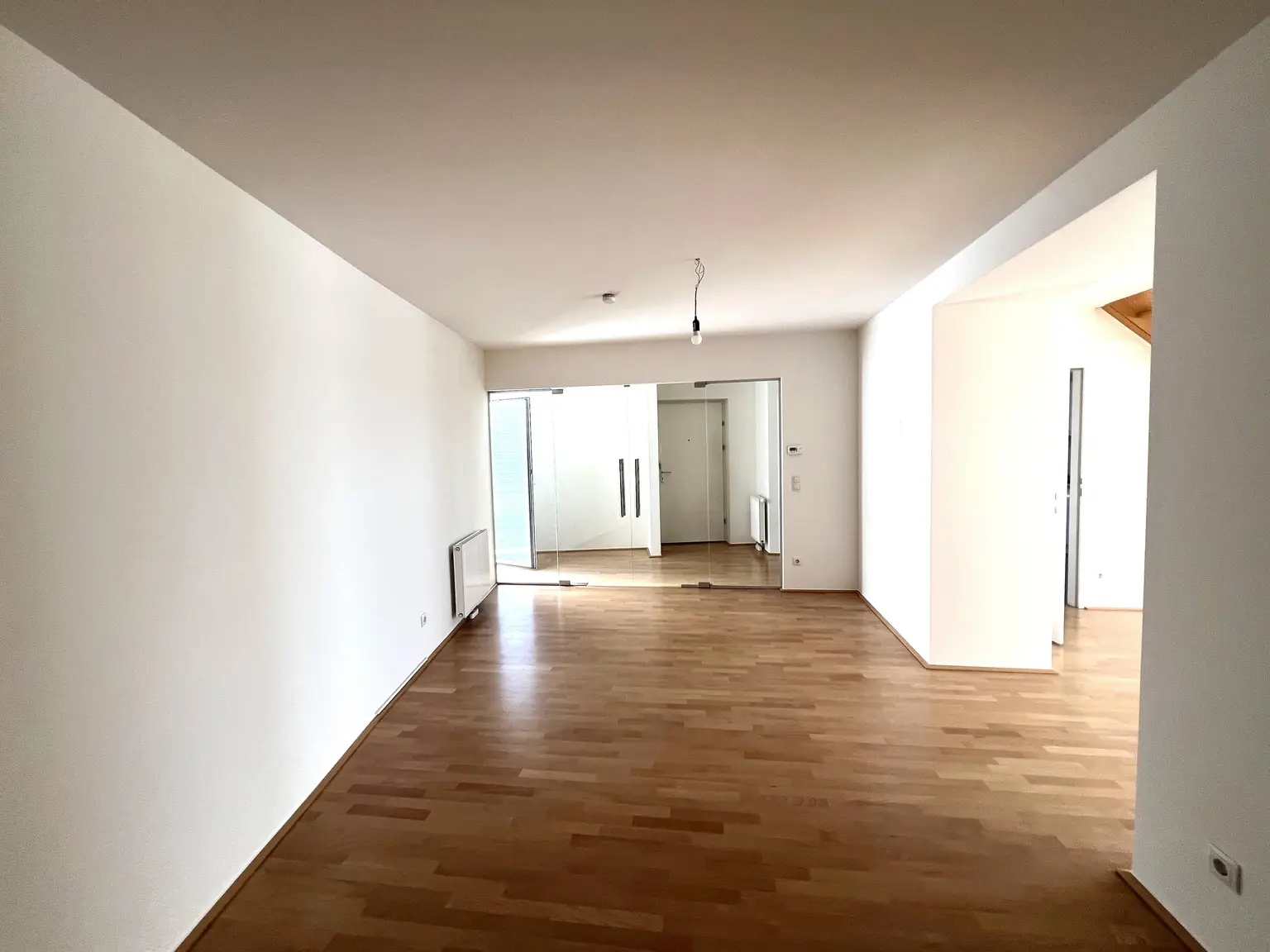 Modernes Wohnen nahe Naschmarkt: Klimatisierte Dachgeschoßwohnung mit Balkon und Terrasse