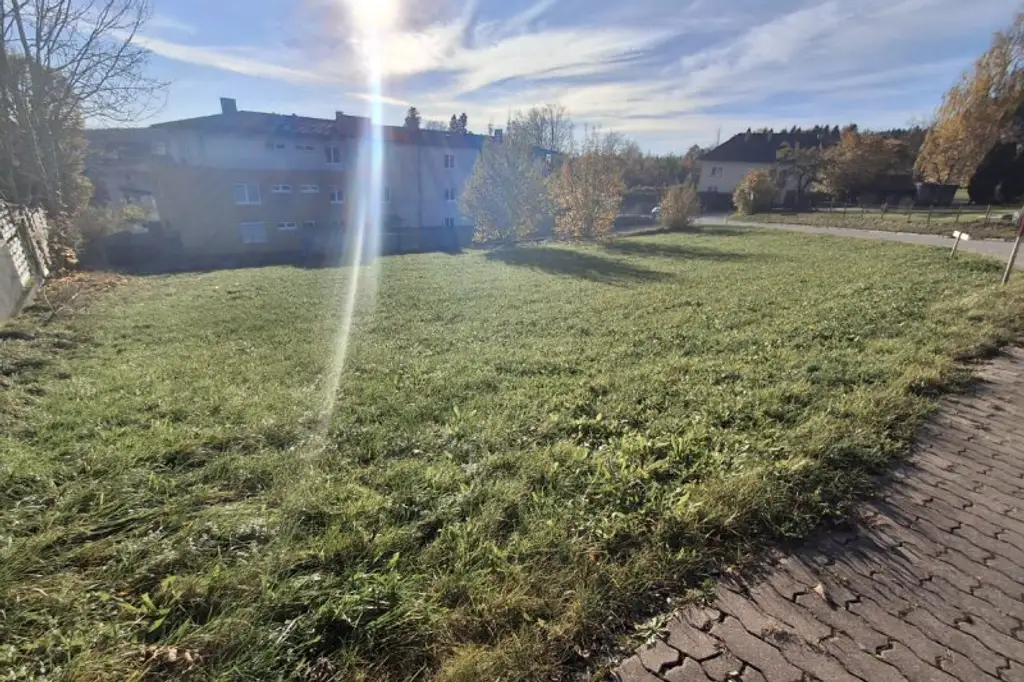 Sonniges Grundstück in ruhiger Siedlungslage