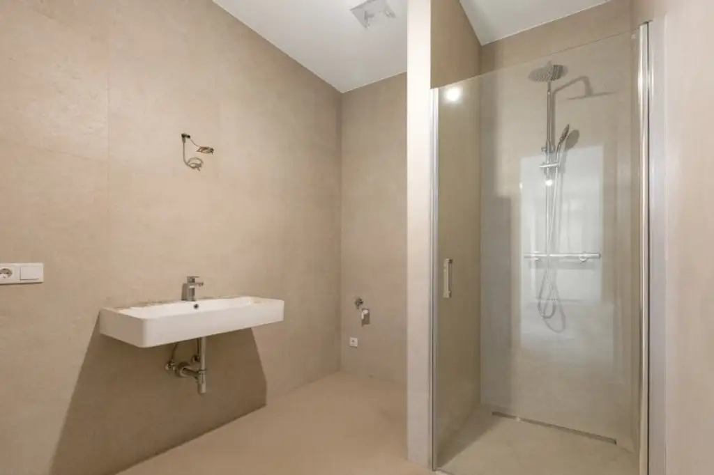 Traumhafte Gartenwohnung im Luxus-Altbau! Erstbezug mit 3-Zi. und 2 Terrassen!