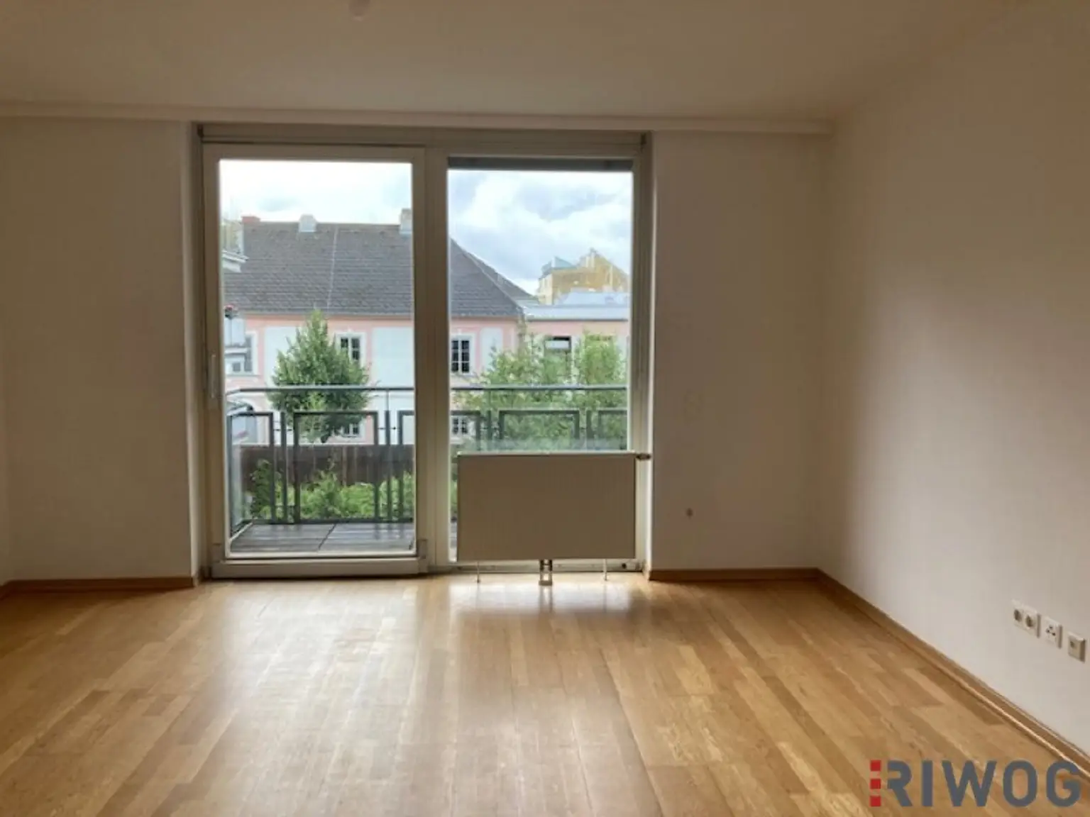 3 Zimmer-Penthouse-Wohnung mit Balkon in den grünen Innenhof gerichtet