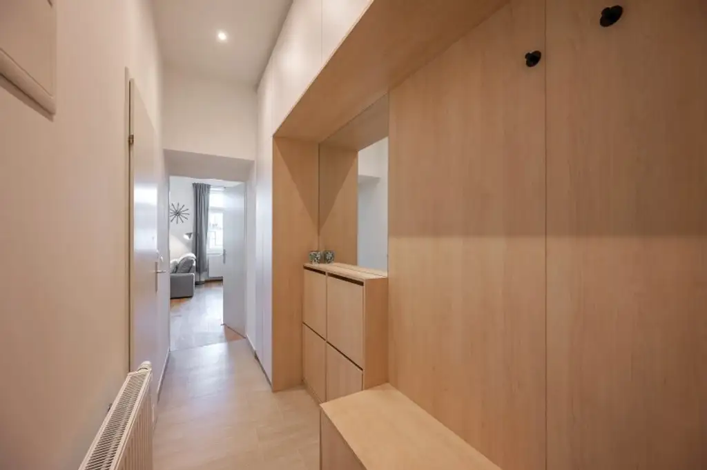 Short-term apartment in walking distance to AUGARTEN, 1-6 months, fully furnished with balcony!