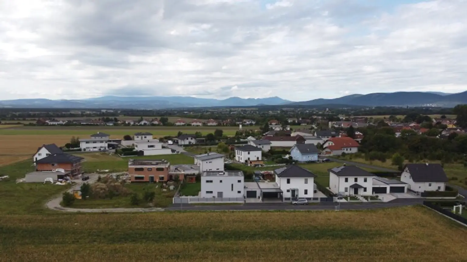 Den Traum eines eigenen Hauses einen weiteren Schritt näher kommen -  Eckrundstück in ruhiger Lage mit Grünblick