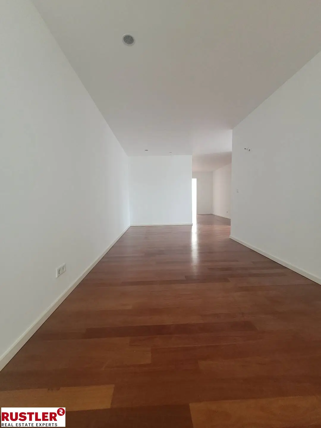 TRAUMHAFTE DG-WOHNUNG MIT BLICK AUF DIE KARLSKIRCHE!