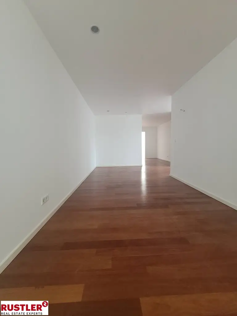 TRAUMHAFTE DG-WOHNUNG MIT BLICK AUF DIE KARLSKIRCHE!