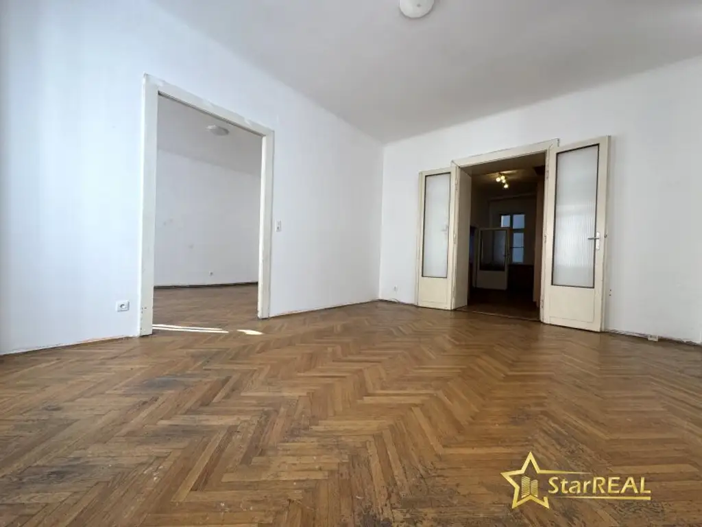 ROHDIAMANT IN TOPLAGE! U6 DIREKT. SANIERUNGSBEDÜRFTIGE 3,5 ZIMMER. FISCHGRÄTPARKETT.
