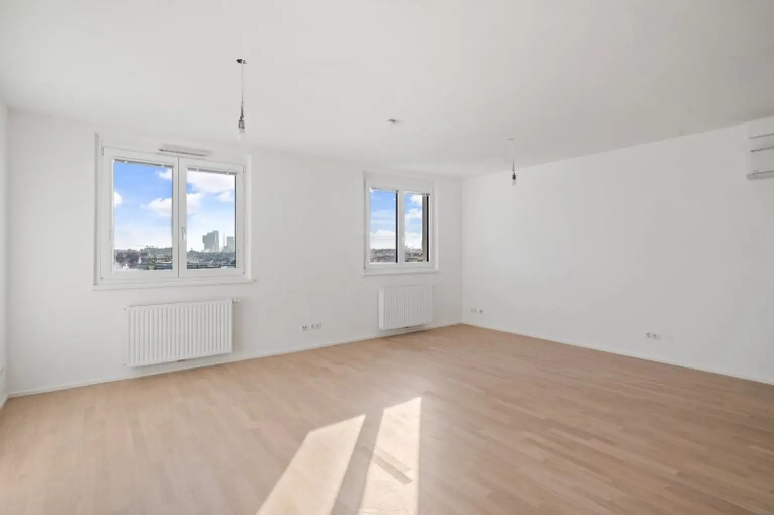 Generalsanierte Eigentumswohnung auf drei Ebenen mit zwei Terrassen - Gegenüber Sofiensäle