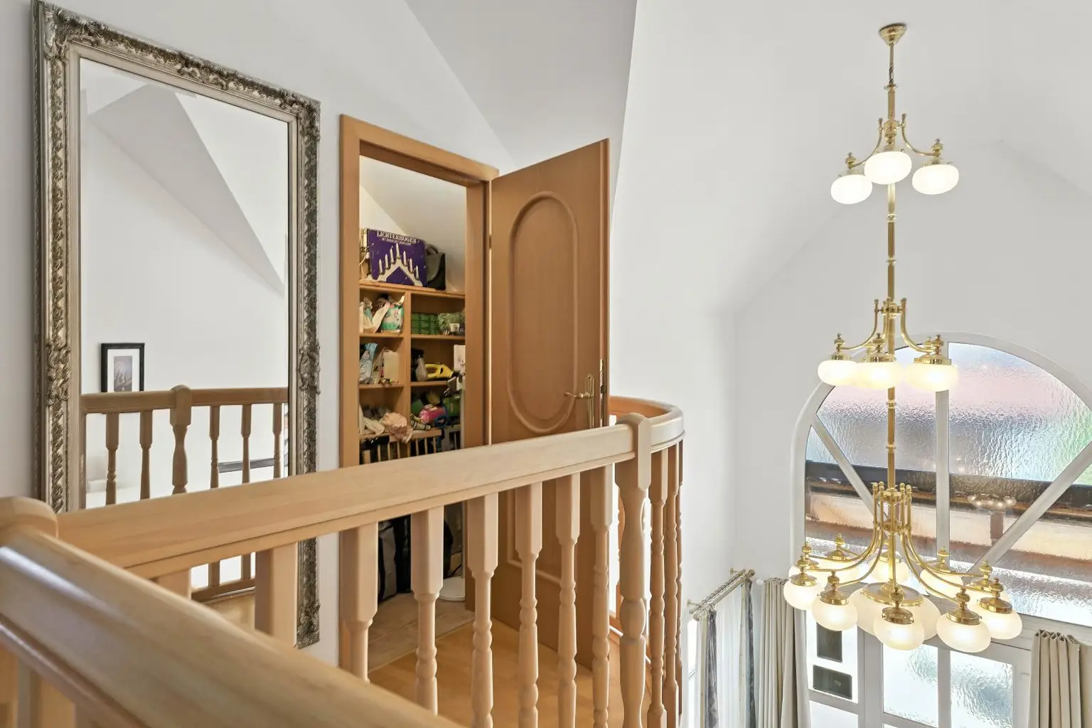 HOCHKARÄTIGES WOHNEN IN GRÜNRUHELAGE! WOHLFÜHL-REFUGIUM DER EXTRA KLASSE: TRADITION TRIFFT MODERNSTEN KOMFORT!