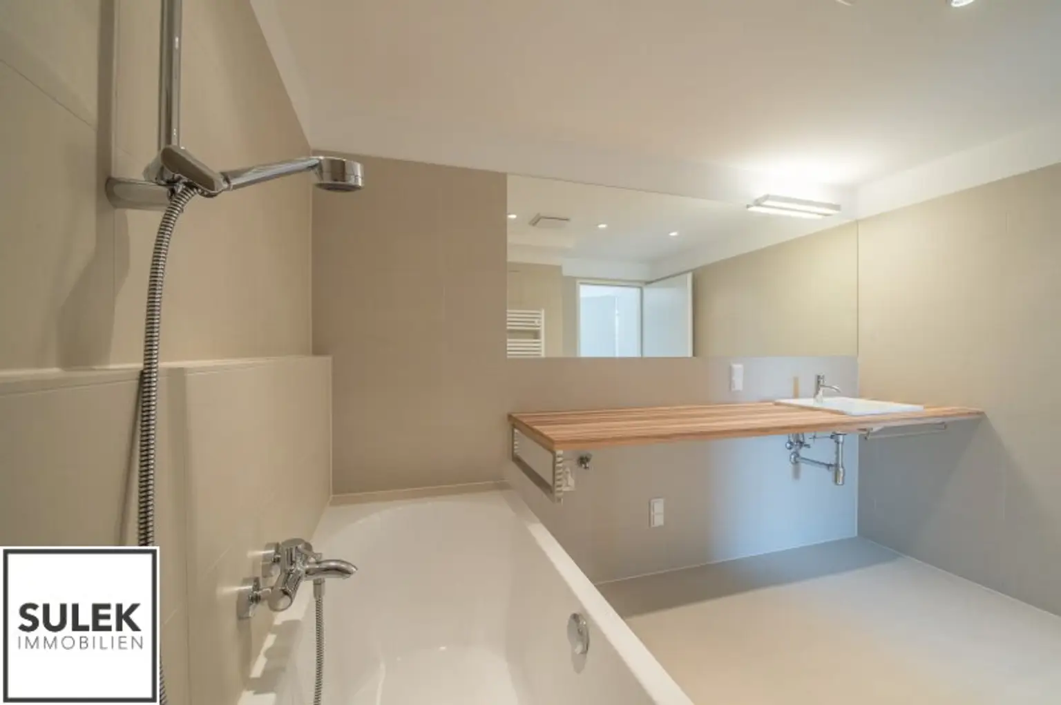 *Ab Februar* Helle 2 Zimmer Dachgeschosswohnung mit hofseitiger Terrasse - Abendsonne auf der eigenen Terrasse genießen! // ab 02/26 **VIDEO**