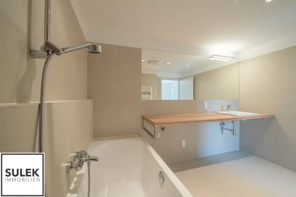 *Ab Februar* Helle 2 Zimmer Dachgeschosswohnung mit hofseitiger Terrasse - Abendsonne auf der eigenen Terrasse genießen! // ab 02/26 **VIDEO**