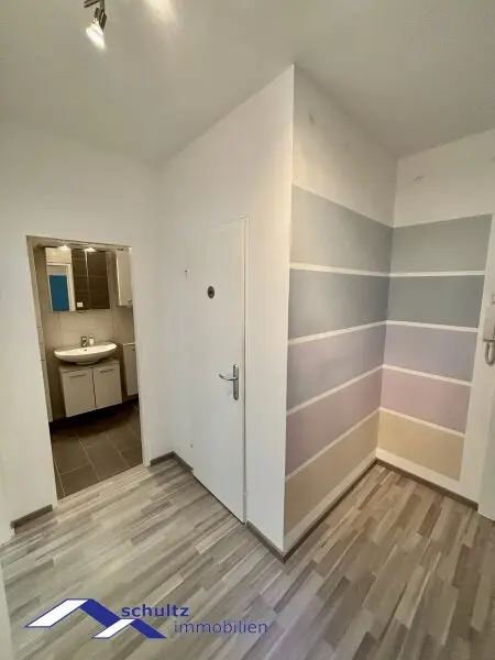 SCHULTZ IMMOBILIEN - Charmante 2-Zimmer-Wohnung in Baden! Ruhelage!  Balkon und Garage!
