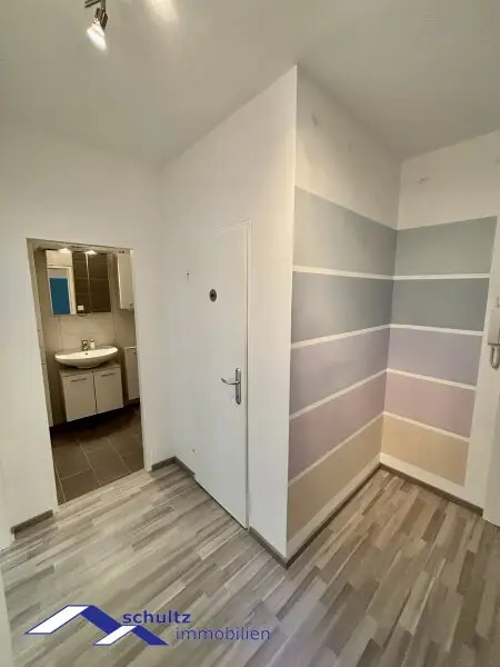 SCHULTZ IMMOBILIEN - Charmante 2-Zimmer-Wohnung in Baden! Ruhelage!  Balkon und Garage!