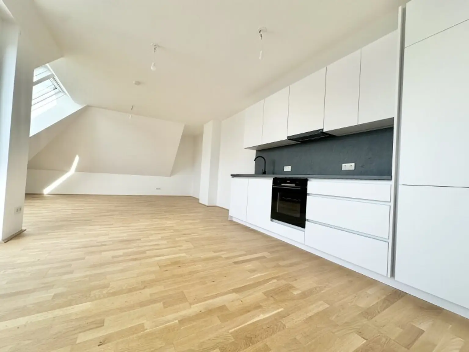 AB SOFORT BEZIEHBAR!! Traumhafte Dachgeschosswohnung inkl. sehr großer Terrasse! Tolle Anbindung - U1 Kagranerplatz!!