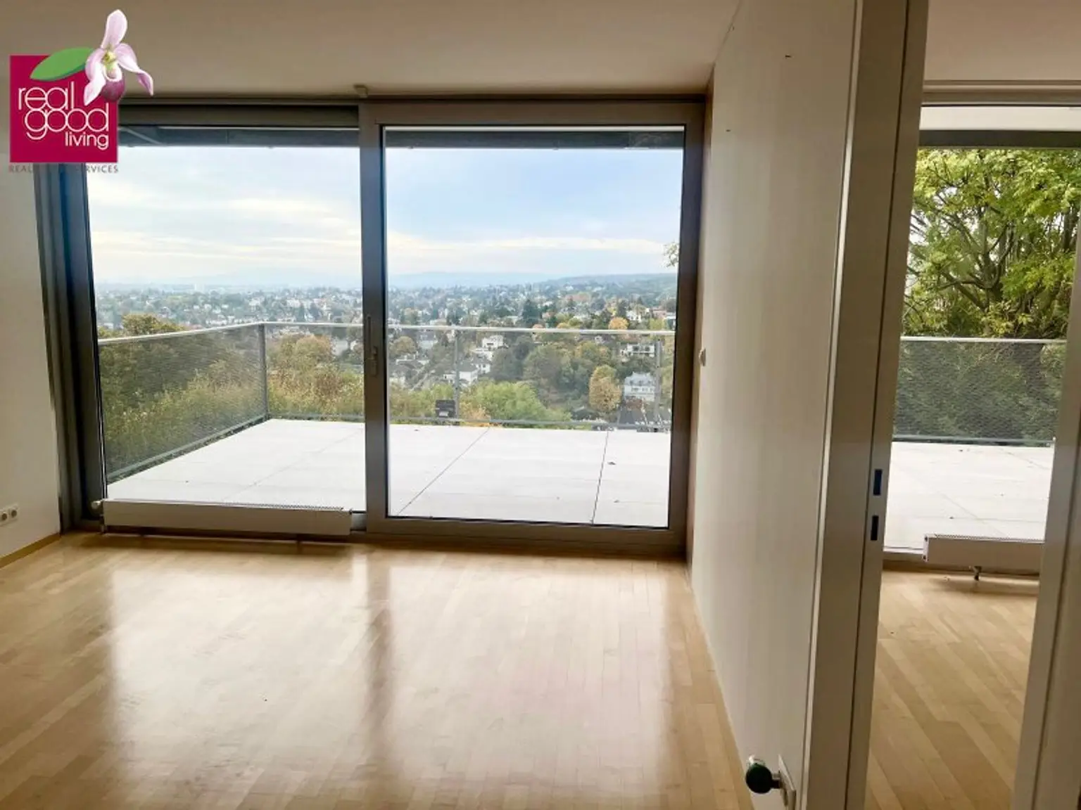 Wohngenuss mit Traumfernblick: Teilmöblierte Traumvilla mit Outdoorpool, Garten, Sauna, Jacuzzi Indoor, Tischtennistisch, etc.