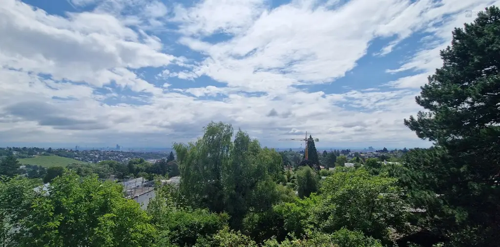 GROßZÜGIGER FAMILIENWOHNSITZ AM HEUBERG IN RUHELAGE MIT INDOORPOOL, WELLNESS, GARTEN & WIEN-BLICK