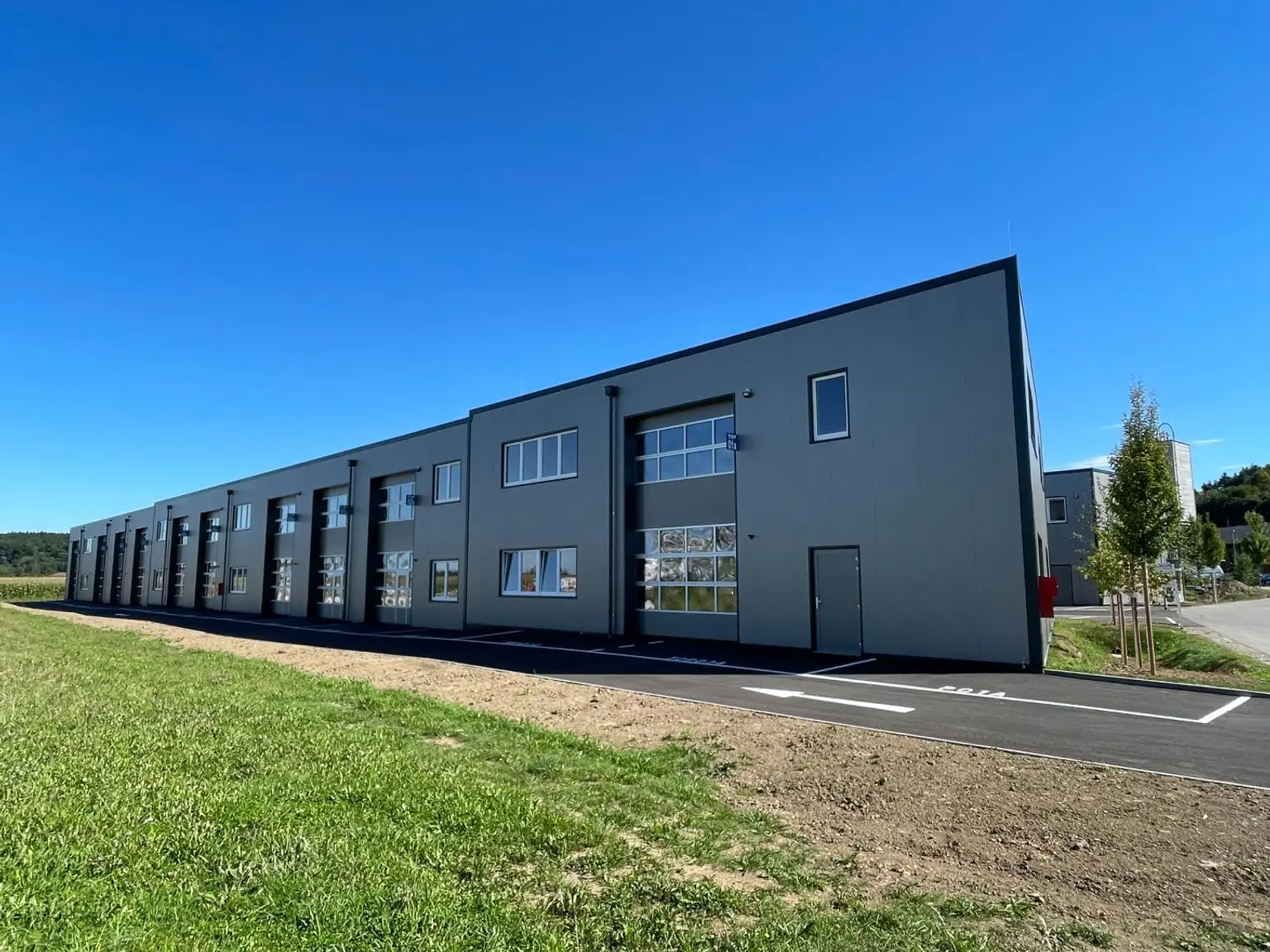 BEZUGSBEREIT! Betriebs-/ Produktions- oder Lagerhallen von 44 - 224 m² Fläche im BUSINESS PARK REGAU zum Sofortbezug (Top 13a)