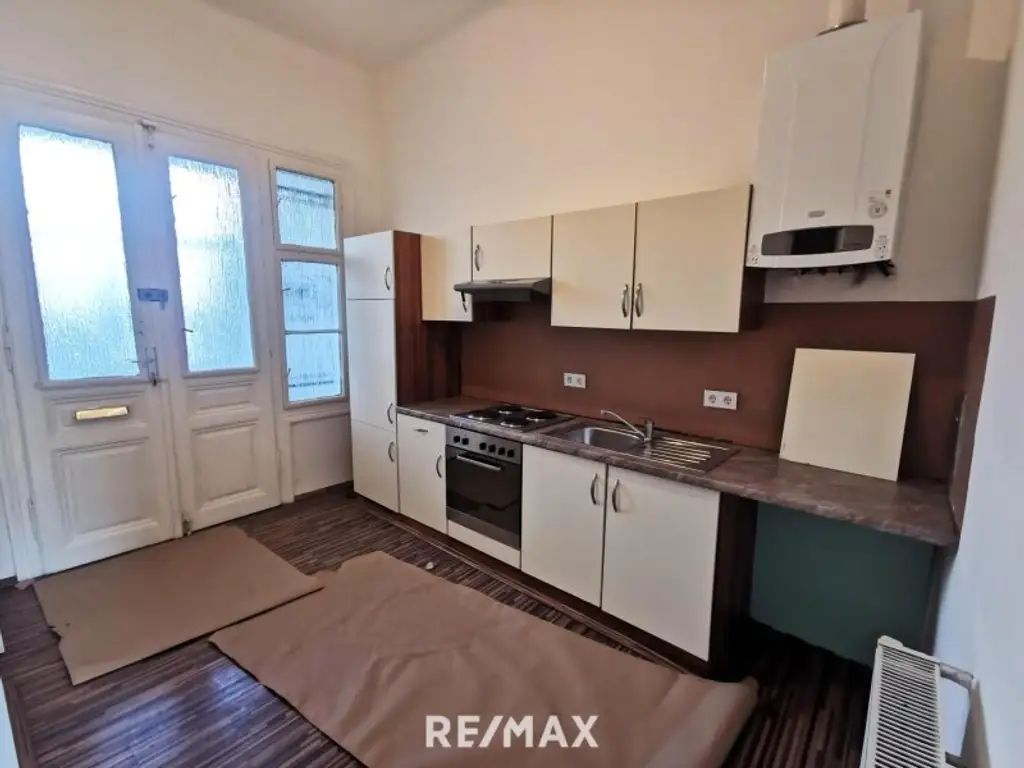 1 Zimmer Wohnungen, 2 Stück im gleichen Haus, zum sanieren. Im 1. Stock mit Aufzug.