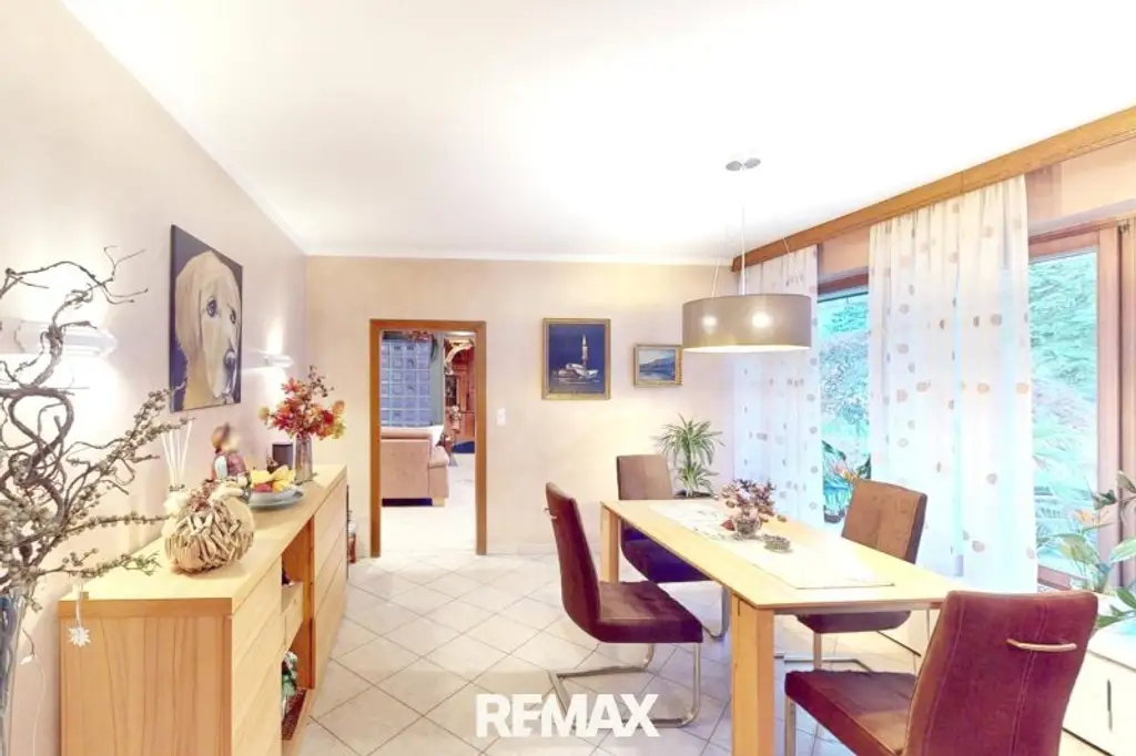 Landhaus, Park und viel Wald