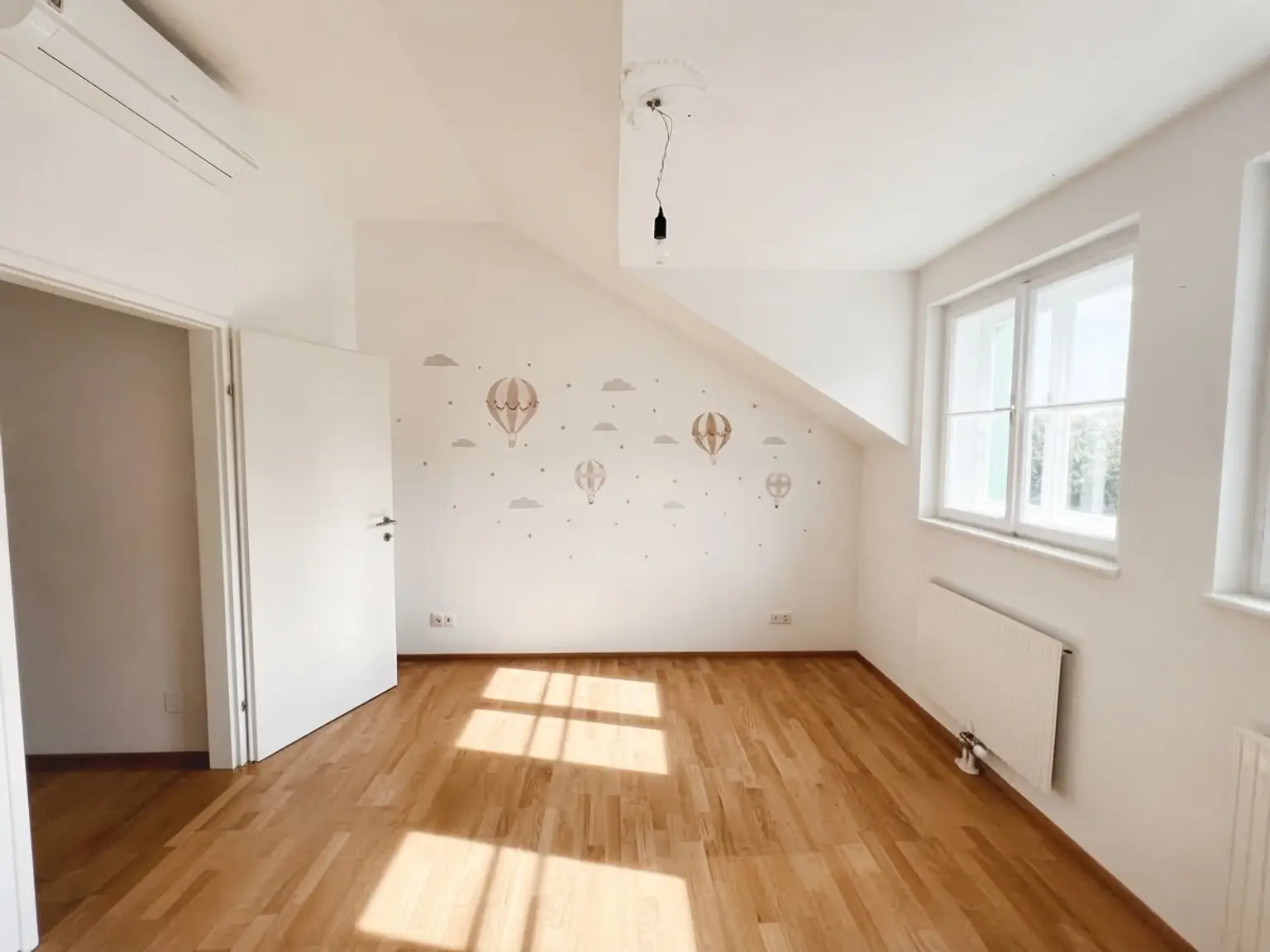 UNBEFRISTET: Klimatisierte Dachgeschosswohnung mit Loggien in Botschaftsviertel