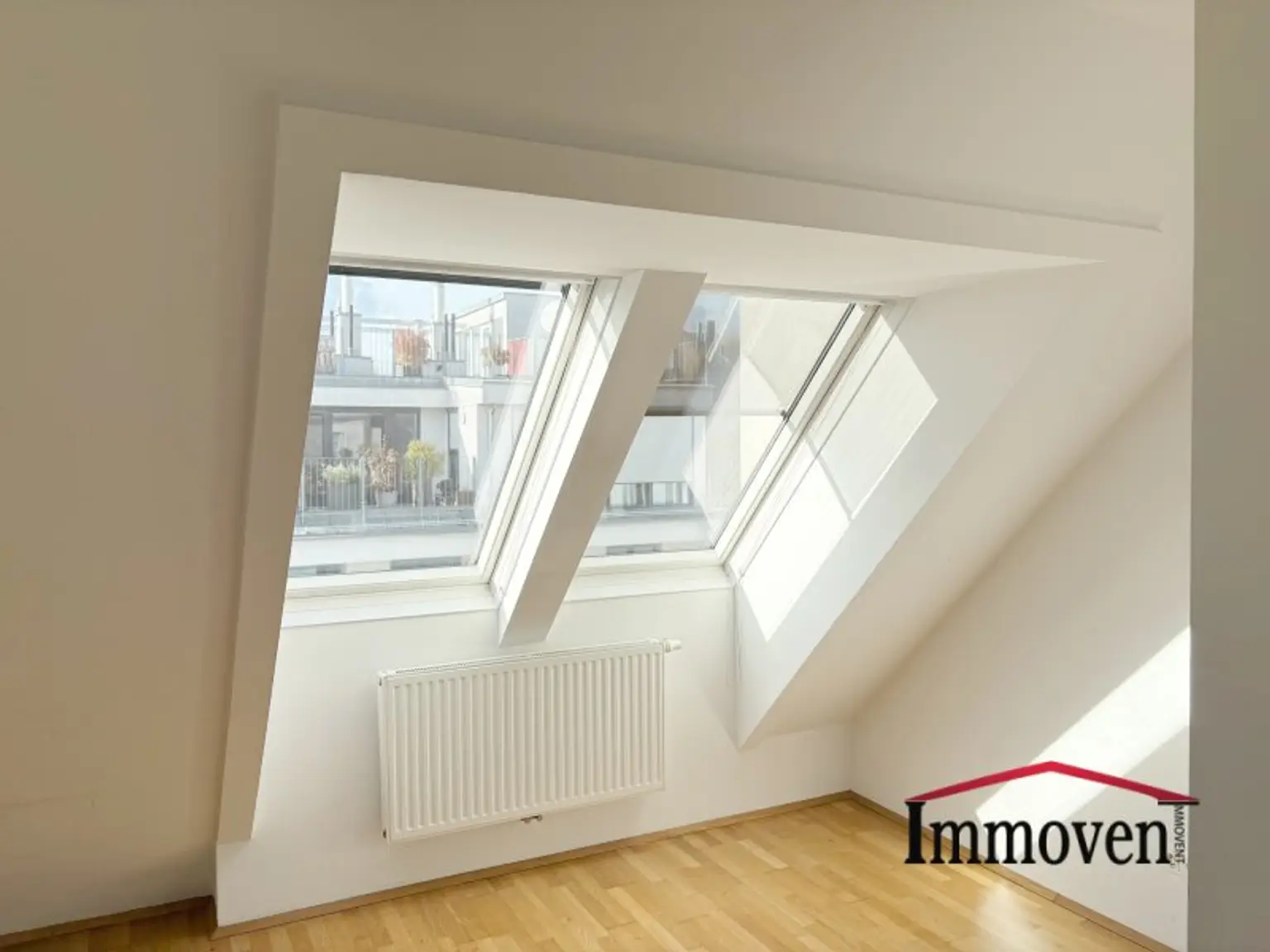 HOFSEITIG - Schöne 4-Zimmerdachgeschosswohnung mit Terrasse und Klimaanlage!